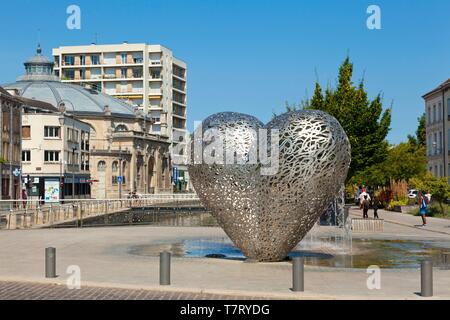 Francia, Aube, Troyes, cuore di Troyes sulla banchina dei conteggi di champagne, scultura creati dal giovane Michèle e Thierry Kayo-Houël Foto Stock