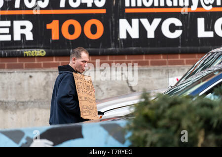 La città di New York, Stati Uniti d'America - Aprile 6, 2018: Manhattan NYC marciapiede in midtown road con i senza tetto veterano uomo mendicante chiedendo soldi a piedi dalle automobili Foto Stock