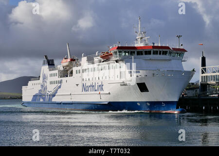 Northlink roll-on / roll-off di Orkney Hamnavoe traghetto in arrivo nel porto di Stromness, isole Orcadi Scozia, Regno Unito Foto Stock