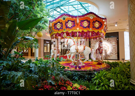 Las Vegas, Paradiso, Nevada USA, Five Star Wynn Hotel and Casino decorate forest passerella con fiore giostra Foto Stock