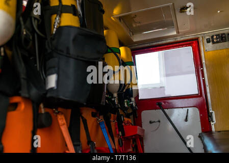 Giallo bombole di ossigeno per i vigili del fuoco, collocato in un vecchio camion dei pompieri. Foto Stock