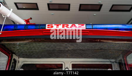 Blu segnali di avvertimento posta sul tetto di un camion dei pompieri con il polacco iscrizione "TRAZ' tradotto in inglese "Vigili del fuoco". Foto Stock