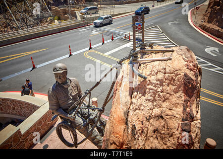 Boulder City Hoover artista Steven Liguori, creatore della statua di bronzo conosciuta come "Alta Scaler" Foto Stock