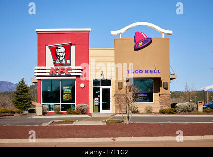 La storica Route 66 città Williams, Arizona. Moderna costruzione di KFC e Taco Bell Foto Stock