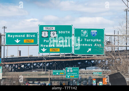 Jersey City, Stati Uniti d'America - Aprile 8, 2018: cartello verde alla Strada Interstatale I-95, Port Newark, aeroporto, Raymond viale in direzione per il carrello solo con ov Foto Stock