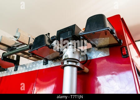 Scomparsa di luce alogena sul telescopio, posto sul retro del camion dei pompieri. Foto Stock