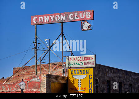 La storica Route 66 città Williams, Canyon Club segni Foto Stock