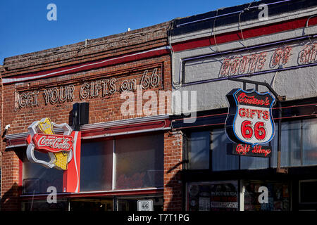 La storica Route 66 in Williams, Arizona. regali indicazioni sul percorso 66 Foto Stock