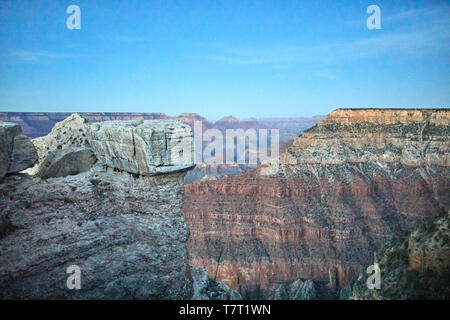 Punto di riferimento del Parco Nazionale del Grand Canyon South Rim pendii ripidi canyon scavato dal fiume Colorado in Arizona, Stati Uniti Foto Stock