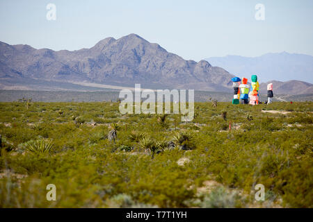 Las Vegas, Nevada USA, deserto arte Sette Montagne magiche 7 bright multi verniciato colorato totem boulder da Ugo Rondinone Foto Stock