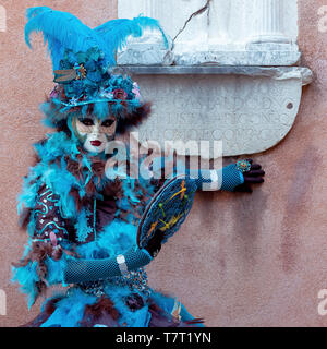 Reveller In tradizionale elaborare la Maschera e Costume di Carnevale di Venezia (Carnevale di Venezia). Venezia, Veneto, Italia, Europa Foto Stock