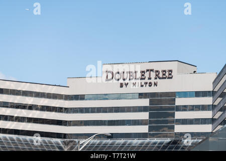 New Jersey, Stati Uniti d'America - Aprile 8, 2018: Doubletree by Hilton hotel in NJ dalla Interstate Highway su strada contro il cielo blu con aereo Foto Stock