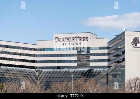 New Jersey, Stati Uniti d'America - Aprile 8, 2018: Doubletree by Hilton hotel con finestre moderne in NJ dalla Interstate Highway su strada contro il cielo blu e alberi Foto Stock