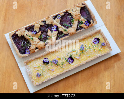 Crostata di mirtilli e limone crostata con fiori commestibili Foto Stock