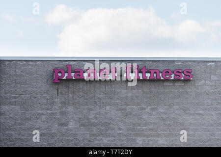 Allen superiore Township, Stati Uniti d'America - Aprile 8, 2018: Planet Fitness palestra logo della catena di segno sulla costruzione in Pennsylvania vicino Harrisburg Foto Stock