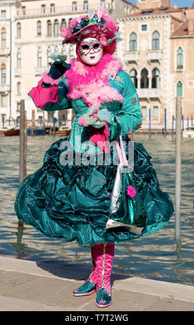 Reveller In tradizionale elaborare la Maschera e Costume di Carnevale di Venezia (Carnevale di Venezia). Venezia, Veneto, Italia, Europa Foto Stock