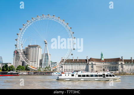 London, Regno Unito - 25 Giugno 2018: tour in barca sul fiume Tamigi acqua dal London Eye, al municipio di Victoria Embankment nella soleggiata estate Foto Stock