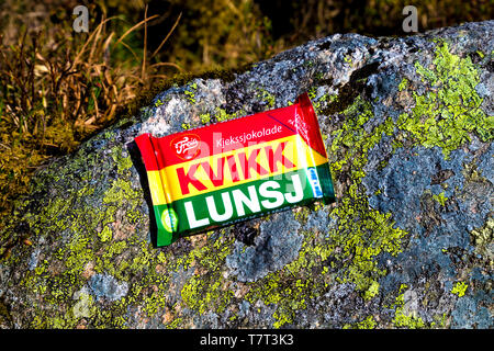 Escursioni norvegese cioccolato snack bar all'aperto su una roccia, escursioni popolari snack Kvikk Lunsj Foto Stock