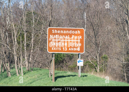 Parco Nazionale di Shenandoah e Skyline Drive uscita informazioni marrone e segno di direzione sulla strada statale in Markham Virginia in primavera con alberi Foto Stock
