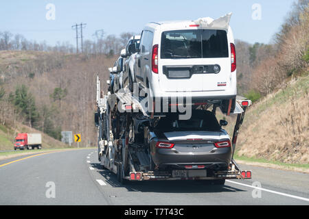 Linden, Stati Uniti d'America - 18 Aprile 2018: Interstate Highway 66 West in Virginia con vetture di traffico e del trasportatore i camion Cargo trasporta molte automobili nuove in carriag rimorchio Foto Stock