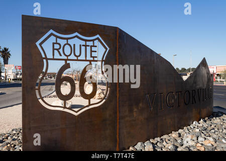 Victorville, CA / STATI UNITI D'America - 30 Marzo 2019: situato all'angolo di St 7 e albero verde Blvd nella città di Victorville sorge un rustico di oggetti artistici in metallo Foto Stock