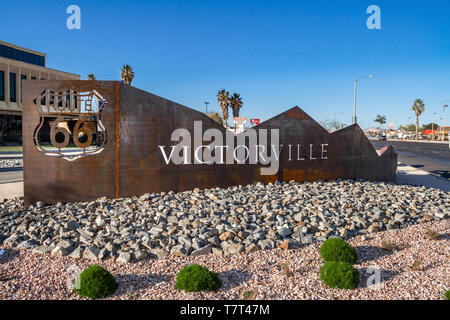 Victorville, CA / STATI UNITI D'America - 30 Marzo 2019: situato all'angolo di St 7 e albero verde Blvd nella città di Victorville sorge un rustico di oggetti artistici in metallo Foto Stock