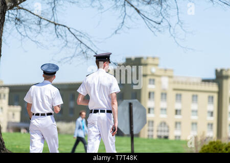 Lexington, Stati Uniti d'America - 18 Aprile 2018: Uomini cadetti maschio gli studenti in divise bianche a piedi a Virginia Military Institute campus principale motivazione nei pressi di Clayton ha Foto Stock