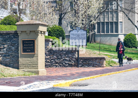 Lexington, Stati Uniti d'America - 18 Aprile 2018: VMI Virginia Military Institute entrata segno placca su strada a Virginia University campus con la gente a piedi Foto Stock