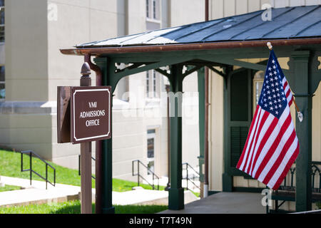 Lexington, Stati Uniti d'America - 18 Aprile 2018: VMI Virginia Military Institute Ufficio Ammissioni edificio con segno in Virginia University campus con nessuno e Am Foto Stock