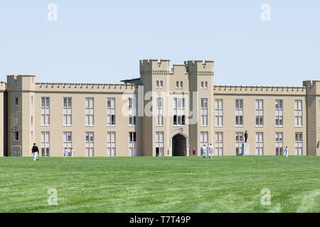 Lexington, Stati Uniti d'America - 18 Aprile 2018: Virginia Military Institute di cadetti in bianco uniforme camminando sul verde prato durante la giornata soleggiata di fronte Clayton Foto Stock