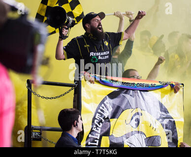 Maggio 8, 2019:Columbus Crew tifosi festeggiare un gol da Columbus Crew SC centrocampista Federico Higuain (10) aginst la galassia nel loro gioco in Columbus Foto Stock