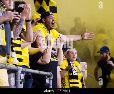 8 maggio 2019: Columbus Crew tifosi festeggiare un gol da Columbus Crew SC centrocampista Federico Higuain (10) contro la galassia nel loro gioco in Columbu Foto Stock