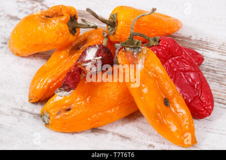 Vecchio rugoso peperoni con stampo sul vecchio sfondo rustico. Concetto di malsano e cibo disgustoso Foto Stock