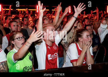 AMSTERDAM , 08-05-2019 , De Marktkantine , Calcetto , Semi finale di Champions League la seconda gamba , Stagione 2018 / 2019. Ventole Ajax guarda la partita Ajax vs Tottenham Hotspur su un grande schermo. Foto Stock