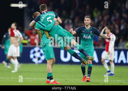 Amsterdam, Paesi Bassi. 8 Maggio, 2019. Hotspur di Jan Vertonghen (C) festeggia con i compagni di squadra dopo la UEFA Champions League semifinale seconda gamba partita di calcio tra Ajax e Tottenham Hotspur di Amsterdam, Olanda, 8 maggio 2019. Hotspur ha vinto 3-2 (3-3 sull'aggregato) e avanzate per la Finale sulla distanza obiettivi. Credito: Zheng Huansong/Xinhua/Alamy Live News Foto Stock