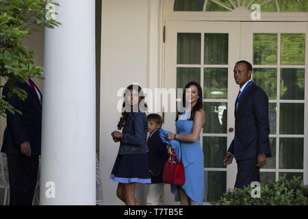 Washington, Distretto di Columbia, Stati Uniti d'America. Il 6 maggio, 2019. Golfista Tiger Woods accompagnato dai suoi figli e fidanzata Erica Herman, seguire U.S. Presidente Donald Trump nell'Ufficio Ovale dopo Trump insignito della medaglia presidenziale della libertà di boschi nel Giardino delle Rose della Casa Bianca di Washington, DC il lunedì, 6 maggio 2019. La medaglia presidenziale della libertà è il più alto onore a U.S. Il presidente può conferire a un civile. Boschi è il quarto giocatore di ricevere il premio. Credito: Alex Edelman/ZUMA filo/Alamy Live News Foto Stock