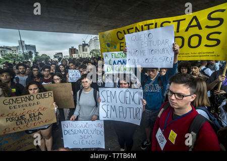 8 maggio 2019 - SÃ£O Paulo, SÃ£o Paulo, Brasile - SÃ£o Paulo (SP), 08/05/2019 - marzo dalla scienza - Università agli studenti di prendere parte a una manifestazione di protesta contro la politica in materia di istruzione del presidente brasiliano Jair Bolsonaro il governo in Sao Paulo, Brasile, 8 maggio 2019. Credito: Cris Faga/ZUMA filo/Alamy Live News Foto Stock