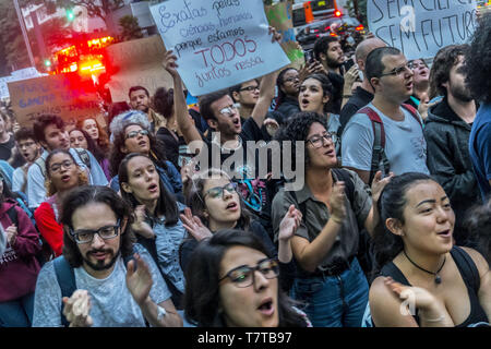 8 maggio 2019 - SÃ£O Paulo, SÃ£o Paulo, Brasile - SÃ£o Paulo (SP), 08/05/2019 - marzo dalla scienza - Università agli studenti di prendere parte a una manifestazione di protesta contro la politica in materia di istruzione del presidente brasiliano Jair Bolsonaro il governo in Sao Paulo, Brasile, 8 maggio 2019. Credito: Cris Faga/ZUMA filo/Alamy Live News Foto Stock