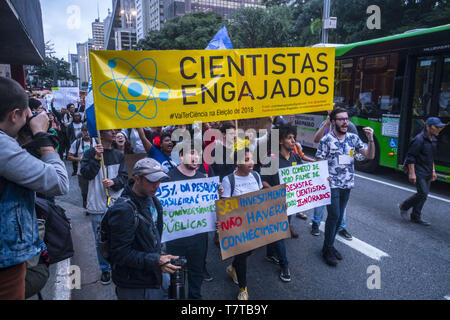 8 maggio 2019 - SÃ£O Paulo, SÃ£o Paulo, Brasile - SÃ£o Paulo (SP), 08/05/2019 - marzo dalla scienza - Università agli studenti di prendere parte a una manifestazione di protesta contro la politica in materia di istruzione del presidente brasiliano Jair Bolsonaro il governo in Sao Paulo, Brasile, 8 maggio 2019. Credito: Cris Faga/ZUMA filo/Alamy Live News Foto Stock