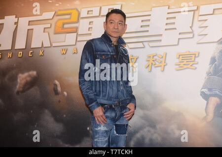 Hong Kong Cina. 08 Maggio, 2019. Andy Lau, Sean Lau, Kenny Wong, Ron Wu, BabyJohn Choi e direttore Herman Yau hanno partecipato alla festa finale di 'shock Wave 2' a Hong Kong in Cina il 08 maggio, 2019.(foto di TPG) Credito: TopPhoto/Alamy Live News Foto Stock