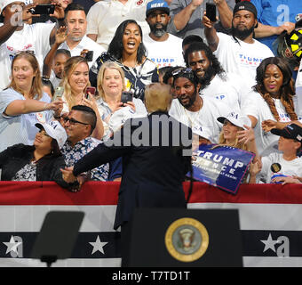 Florida, Stati Uniti d'America. 08 Maggio, 2019. Stati Uniti Presidente Donald Trump saluta i tifosi dopo aver commento a rendere l'America grande di nuovo al rally Aaron Bessant Anfiteatro Parco maggio su 8, 2019 in Panama City Beach, Florida. Credito: Paul Hennessy/Alamy Live News Foto Stock