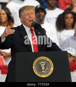 Florida, Stati Uniti d'America. 08 Maggio, 2019. Stati Uniti Presidente Donald Trump sostenitori indirizzi a rendere l'America grande di nuovo al rally Aaron Bessant Anfiteatro Parco maggio su 8, 2019 in Panama City Beach, Florida. Credito: Paul Hennessy/Alamy Live News Foto Stock