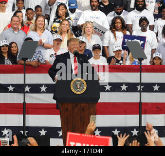 Florida, Stati Uniti d'America. 08 Maggio, 2019. Stati Uniti Presidente Donald Trump sostenitori indirizzi a rendere l'America grande di nuovo al rally Aaron Bessant Anfiteatro Parco maggio su 8, 2019 in Panama City Beach, Florida. Credito: Paul Hennessy/Alamy Live News Foto Stock