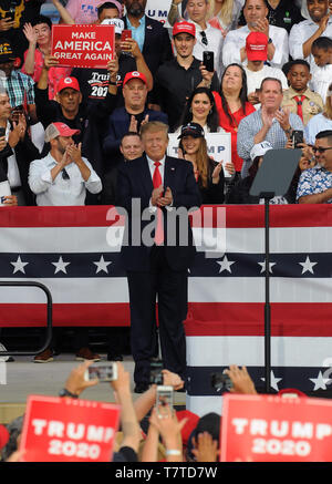 Florida, Stati Uniti d'America. 08 Maggio, 2019. Stati Uniti Presidente Donald Trump sostenitori indirizzi a rendere l'America grande di nuovo al rally Aaron Bessant Anfiteatro Parco maggio su 8, 2019 in Panama City Beach, Florida. Credito: Paul Hennessy/Alamy Live News Foto Stock