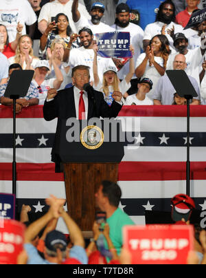 Florida, Stati Uniti d'America. 08 Maggio, 2019. Stati Uniti Presidente Donald Trump sostenitori indirizzi a rendere l'America grande di nuovo al rally Aaron Bessant Anfiteatro Parco maggio su 8, 2019 in Panama City Beach, Florida. Credito: Paul Hennessy/Alamy Live News Foto Stock