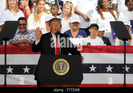 Florida, Stati Uniti d'America. 08 Maggio, 2019. Stati Uniti Presidente Donald Trump sostenitori indirizzi a rendere l'America grande di nuovo al rally Aaron Bessant Anfiteatro Parco maggio su 8, 2019 in Panama City Beach, Florida. Credito: Paul Hennessy/Alamy Live News Foto Stock