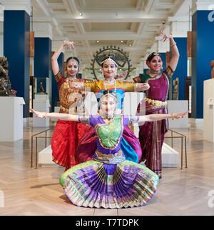 Londra, Regno Unito. Il 9 maggio 2019. Ballerini del British Museum di Joseph Hotung Gallery per lanciare il quarantesimo anniversario del sud asiatico organizzazione di danza Akademi. Credito: Thomas Bowles/Alamy Live News Foto Stock