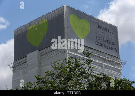 Giugno 14, 2018 - London, London, Regno Unito - Grenfell a torre di appartamenti nel Nord di Kensington, Londra Ovest vede un anno..Il 14 giugno 2017, un incendio scoppiato nel 24 piani Grenfell a torre di appartamenti nel Nord di Kensington, Londra ovest dove 72 persone sono morte e più di 70 altri sono stati feriti e 223 persone sfuggite..Il governo del Regno Unito per finanziare una stima di â€200 milioni di euro per la sostituzione del pericoloso Grenfell stile sul rivestimento intorno 170 alto edificio residenziale privato edifici dopo edificio privato proprietari non è riuscito a prendere provvedimenti. Europee Segretario James Brokenshire detto inazione da buildi Foto Stock