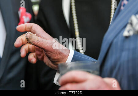 Berlino, Germania. 07 Maggio, 2019. Il British Prince Charles assiste la regina della festa di compleanno nella residenza dell'Ambasciatore di Gran Bretagna e di gesti con la mano destra, il suo pollice coperto con un gesso. Credito: Jens Kalaene/dpa-Zentralbild/ZB/dpa/Alamy Live News Foto Stock