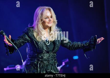 Berlino, Germania. 08 Maggio, 2019. 08.05.2019, British pop e rock cantante Bonnie Tyler sul suo tra la terra e le stelle Live 2019 tour in Admiralspalast a Berlino. | Utilizzo di credito in tutto il mondo: dpa/Alamy Live News Foto Stock